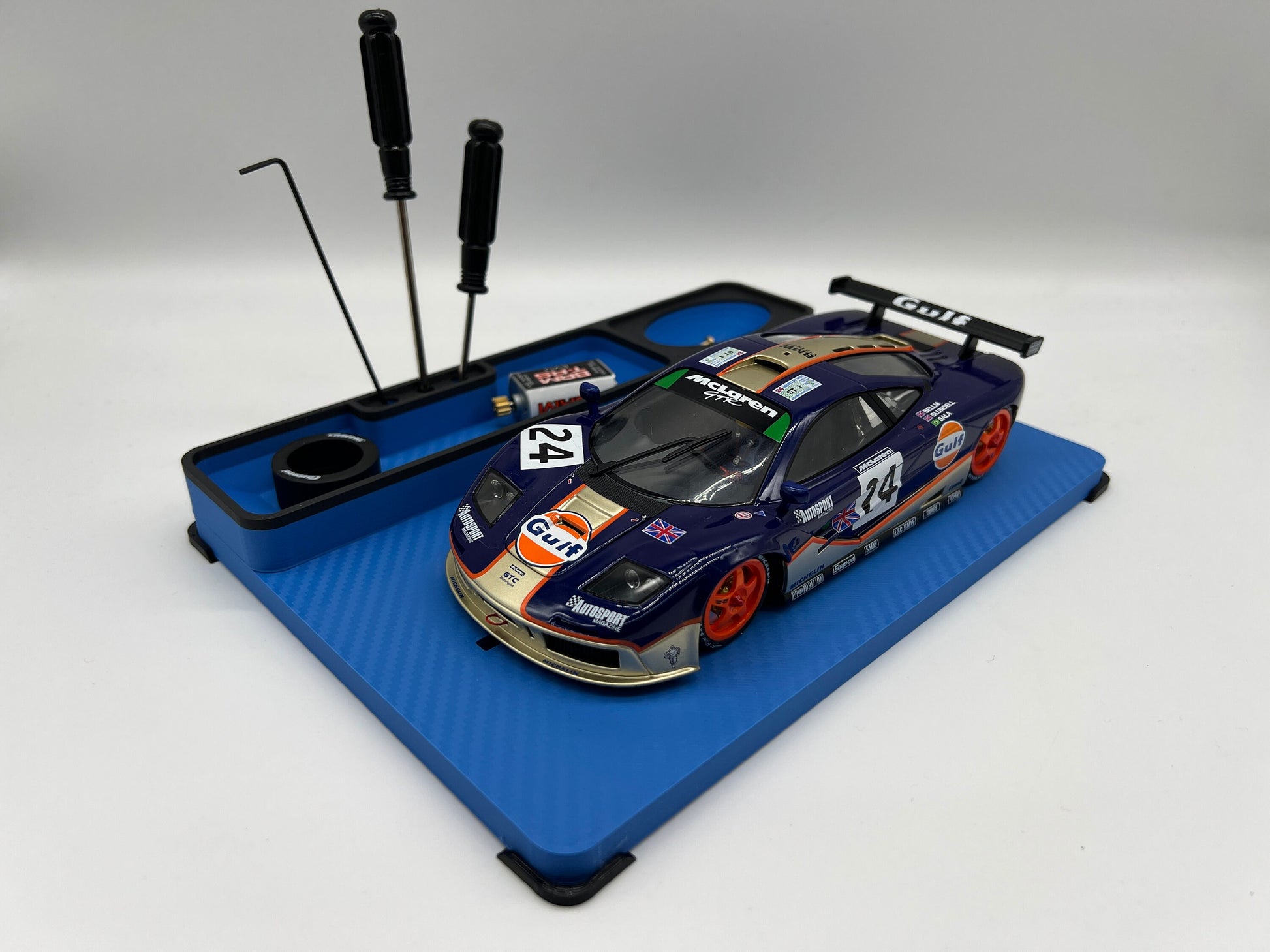 Slotcar Montageplatz für 1:24 Carrera Digital Auto Aufsteller Halter Stand Ständer Slot Car Montageplatte Diorama 124 BRM