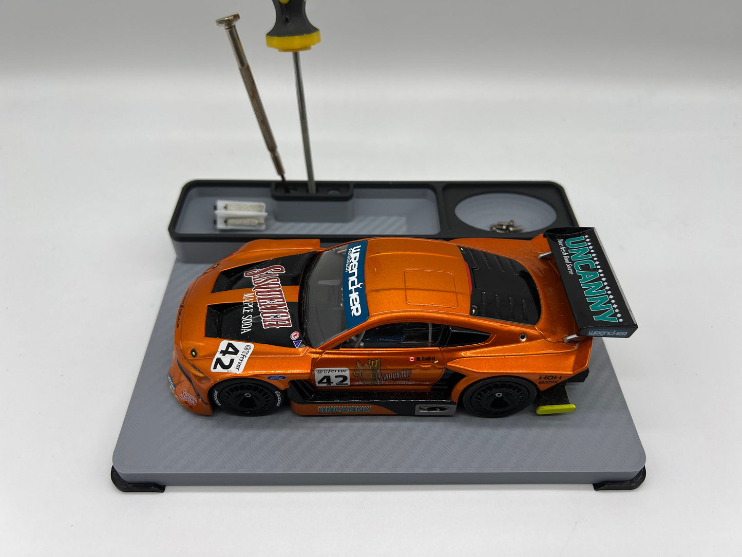 Slotcar Montageplatz für 1:32 Carrera Autos Aufsteller Halter Stand Montageplatte Slot Car Diorama Carrera Digital 132