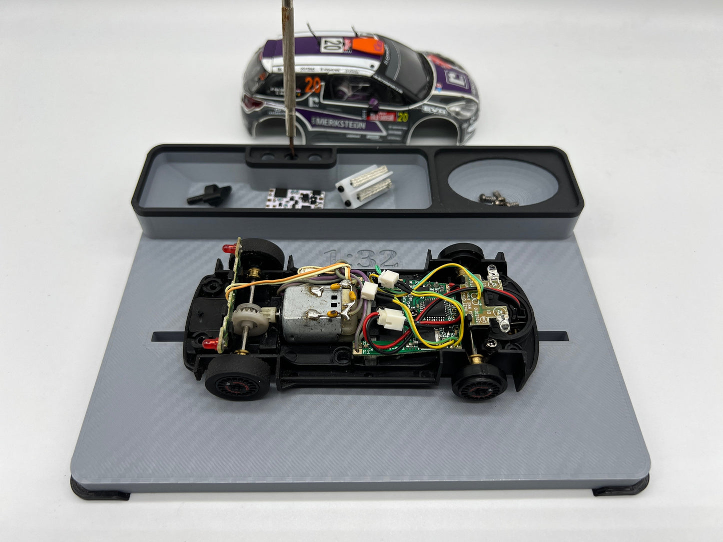 Slotcar Montageplatz für 1:32 Carrera Autos Aufsteller Halter Stand Montageplatte Slot Car Diorama Carrera Digital 132