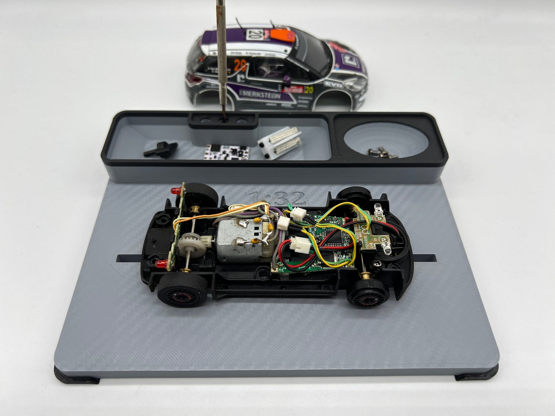 Slotcar Montageplatz für 1:32 Carrera Autos Aufsteller Halter Stand Montageplatte Slot Car Diorama Carrera Digital 132