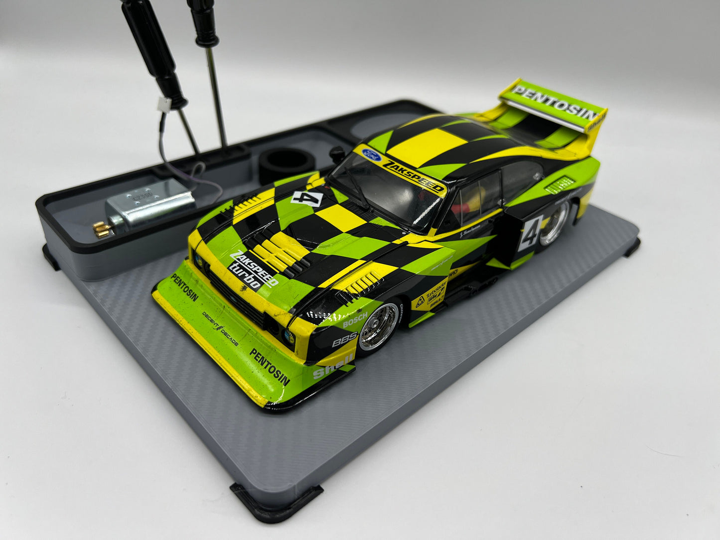 Slotcar Montageplatz für 1:24 Carrera Digital Auto Aufsteller Halter Stand Ständer Slot Car Montageplatte Diorama 124