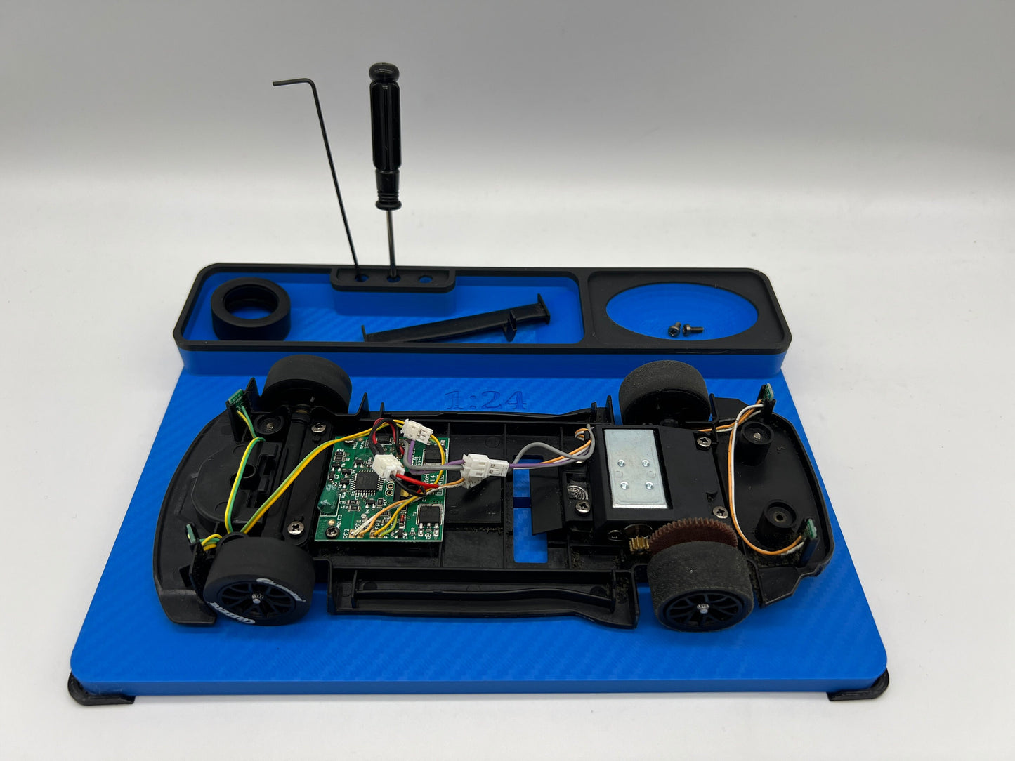 Slotcar Montageplatz für 1:24 Carrera Digital Auto Aufsteller Halter Stand Ständer Slot Car Montageplatte Diorama 124 BRM
