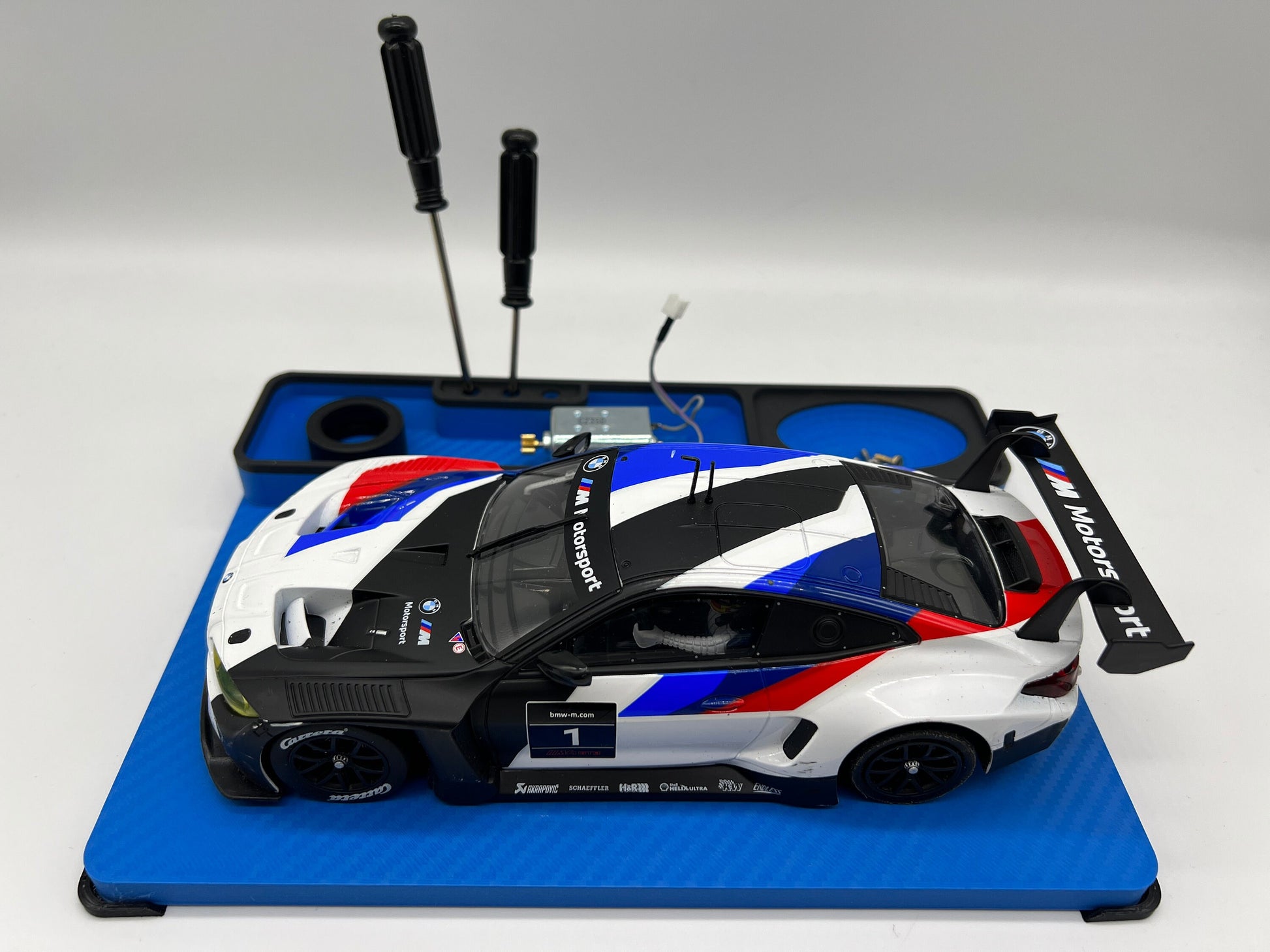 Slotcar Montageplatz für 1:24 Carrera Digital Auto Aufsteller Halter Stand Ständer Slot Car Montageplatte Diorama 124 BRM